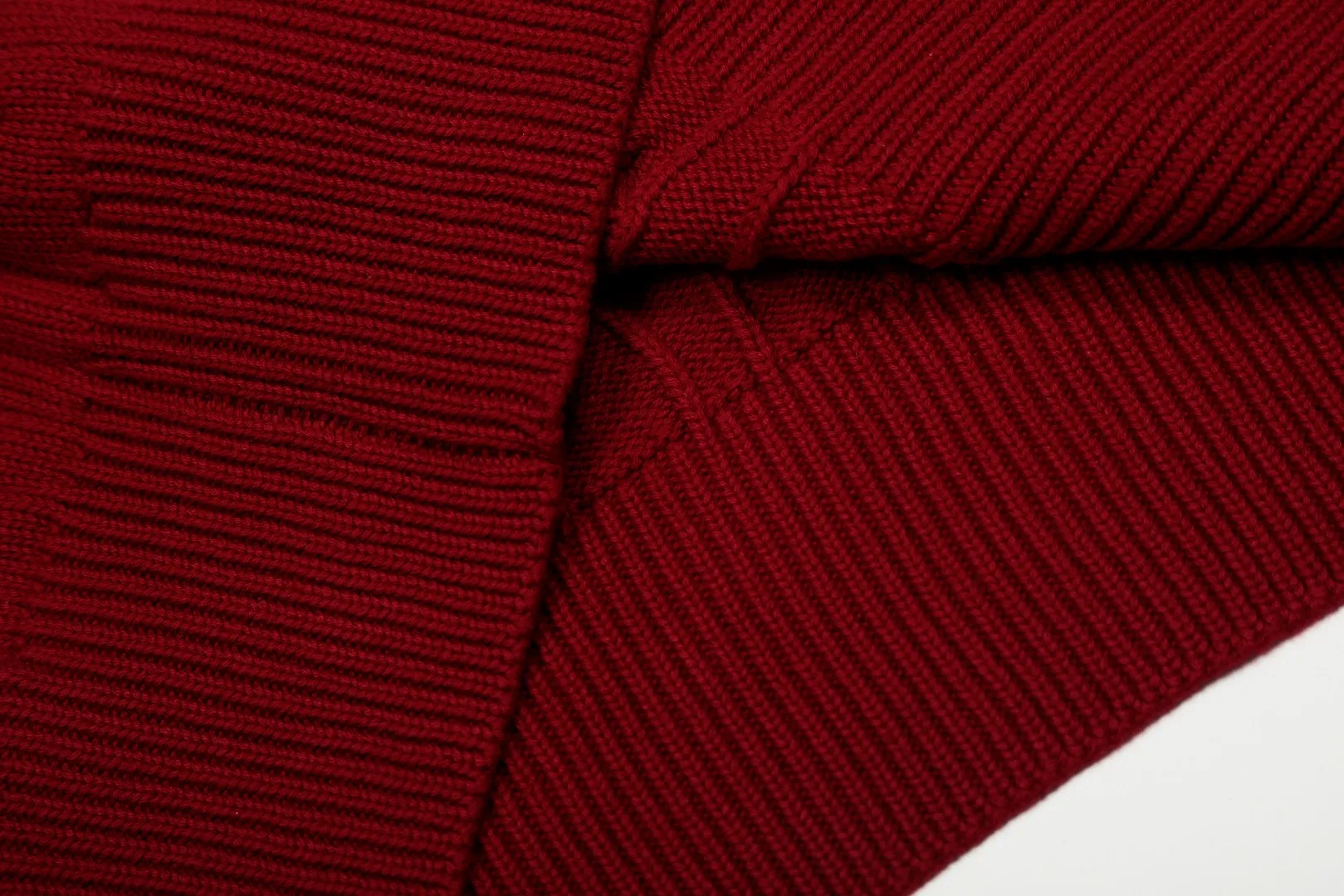 P230 Top quality" Style number: DS006# (not off the shelves all year round) [Ralph Lauren round neck solid color pony embroidery logo twist knitted cardigan] ✅Ralph Lauren Ralph Lauren classic basic versatile knitted cardigan jacket for all seasons ✅Main supplier platform live broadcast Wholesale entity Replacement if out of stock Not off the shelf ✅ZP quality 1:1 version Scan the code to enter the GF website Counter quality ✅Detailed quality The only one in Guangzhou Imported quality cotton yarn Focus on high-end, cost-effective, and good quality. Needless to say, the version is restored to the original version. The maximum size can be worn up to 160 pounds. Loose, comfortable and stress-free. ✅The upper body is simple and easy to match. A must-have for goddess ootd. Good-looking clothes are never picky. Must-have items in goddess wardrobe. Size: S- Navy blue white label Navy blue red label